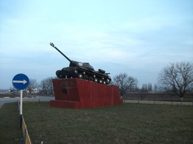 Танк ИС-3 — памятник воинам 52-й танковой бригады, защитникам города Малгобек в 1942—1943 