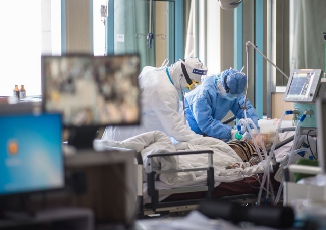 Китай. Медицинский персонал оказывает помощь пациенту, заболевшему COVID-19