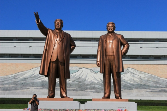 Памятник Ким Ир Сену и Ким Чен Иру на холме Мансуде 