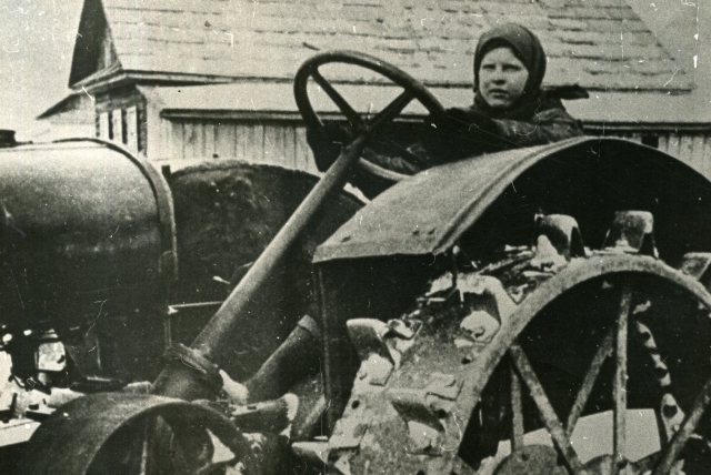 Трактористка колхоза «Валдгейм» Мария Демченко. 1943 г. ЕАО