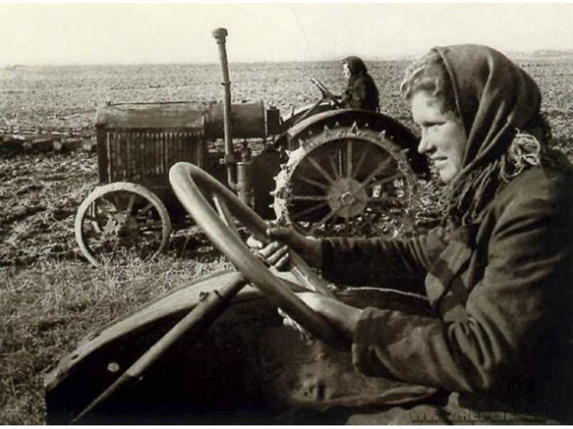 Трактористки на полях Рязанской области.1941