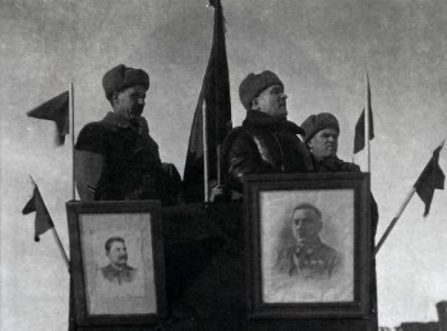 Первый секретарь обкома Степан Никонович Тарасов (в центре) на трибуне во время проводов частей на фронт, февраль 1942 года. Рязань
