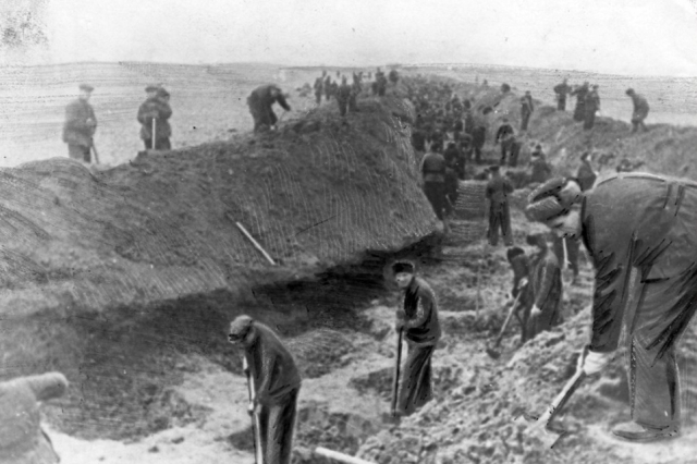 Жители города Ворошиловска(Ставрополя) на строительстве противотанкового оборонительного рва. Декабрь 1941