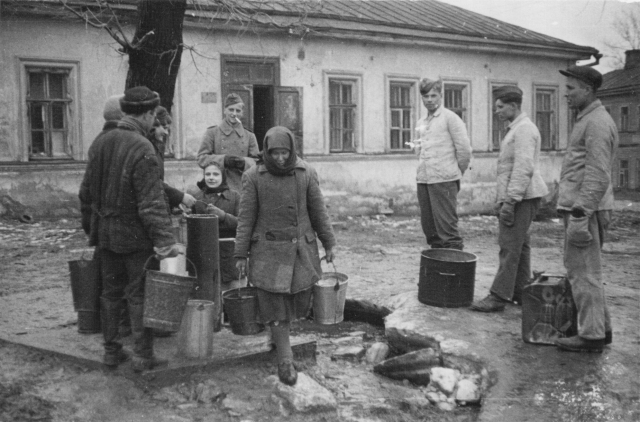 Жители набирают воду в оккупированном Ставрополе