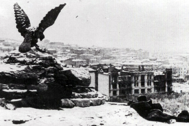 Советские автоматчики ведут бой за город Пятигорск. 1943