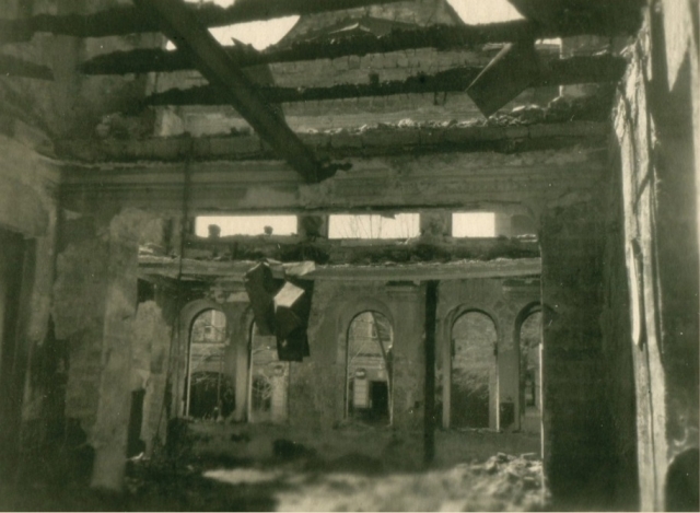 Здание почты, телеграфа в городе Ставрополе, разрушенное немецко-фашисткими захватчиками во время оккупации. 1943