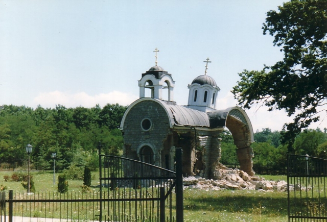 Разрушенная православная церковь в Косово 