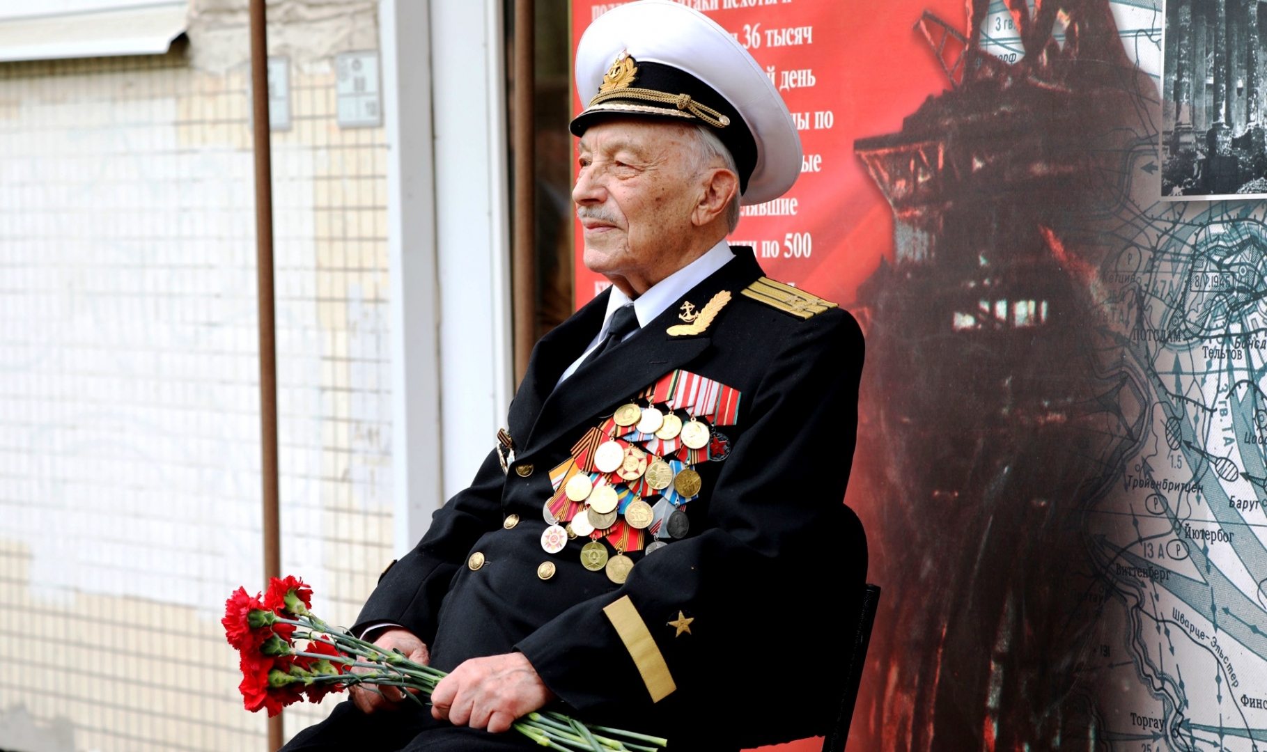 В Петербурге 101-летний ветеран войны принял персональный военный парад