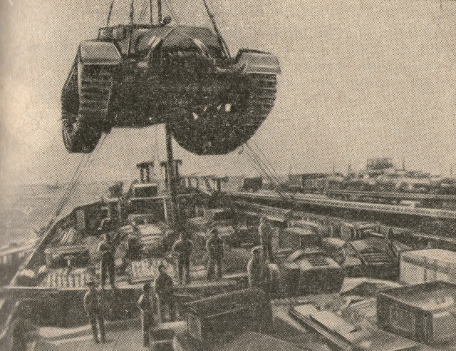 Разгрузка танков с барж. Махачкалинский морской порт. 1940-е