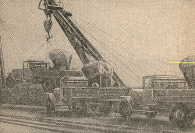 Разгрузка военного снаряжения плавучим краном. Махачкалинский морской порт. 1940-е