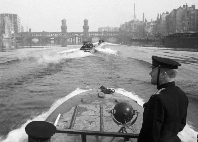 Советские моряки на реке Шпрее в Берлине