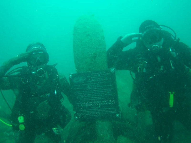 В Новороссийске на затонувшем штурмовике установили памятную табличку