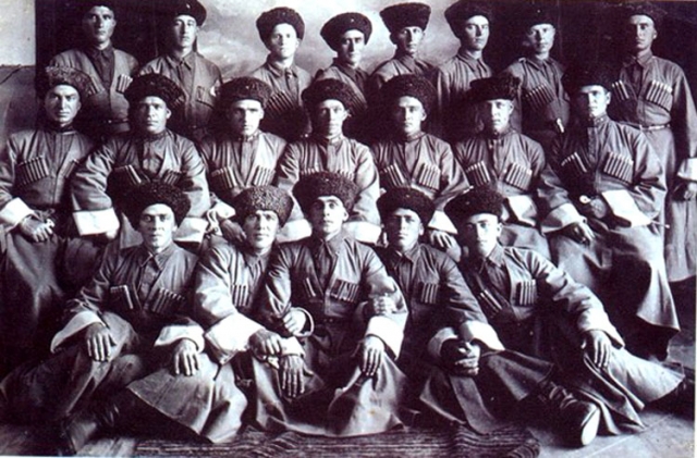 Кавалеристы 115-й кавалерийской дивизии. Нальчик, Кабардино-Балкарская АССР. 1942