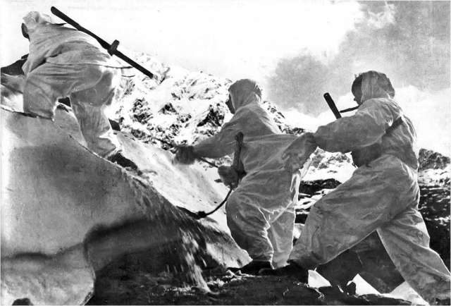 Воины-альпинисты под командованием лейтенанта А.С. Ефремова поднимаются по леднику для обороны горного перевала. Северный Кавказ, 1942