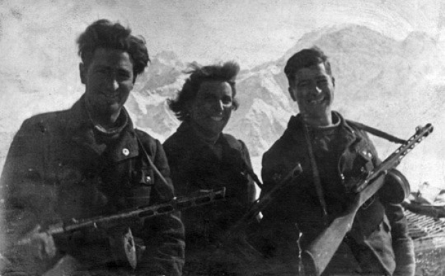 Советские военные альпинисты А. Грязнов, Л. Коротаева. Н. Персиянинов. Участвовали в снятии фашистских флагов с Эльбруса