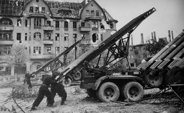 Советские артиллеристы готовят к залпу реактивный миномет БМ-13 «Катюша» во время боев в Берлине. 1945