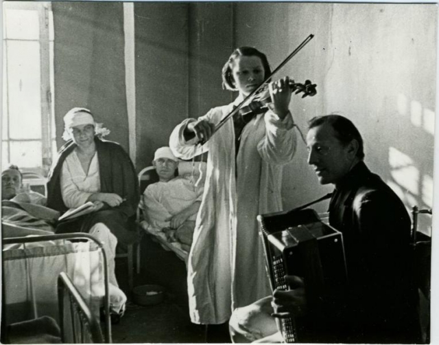 Эвакогоспиталь. Концерт для выздоравливающих. 1942