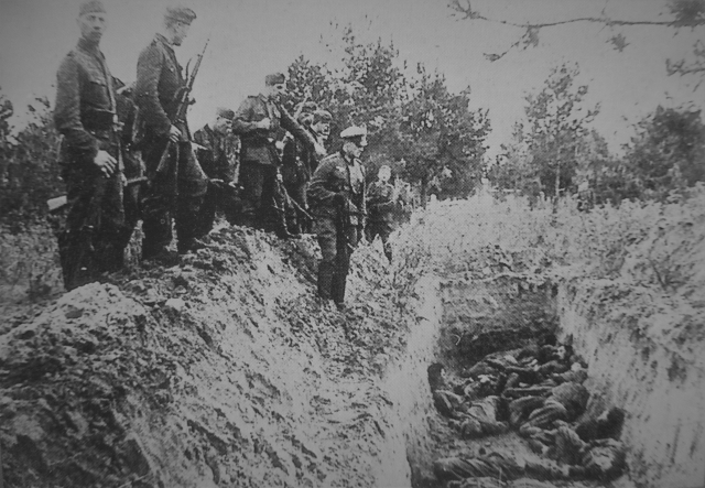 Немецкие солдаты проводят массовый расстрел на оккупированной территории СССР. 1941