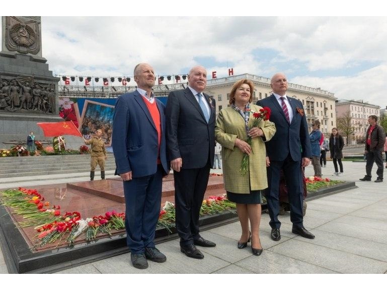 После парада российские дипломаты возложили цветы на пл.Победы в Минске