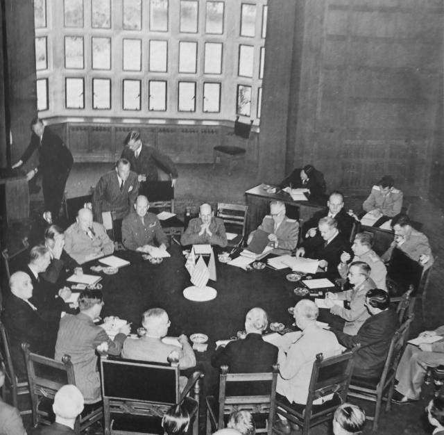 Делегации «Большой тройки» за столом переговоров на Потсдамской конференции. Июль 1945 года