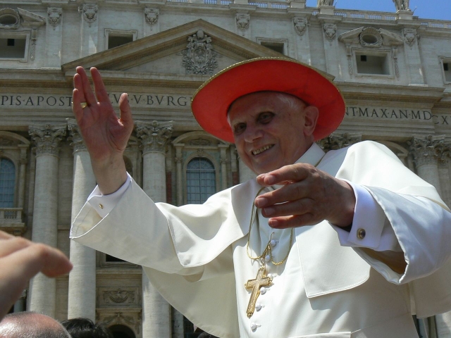 Папа Бенедикт XVI во время всеобщей аудиенции на площади Святого Петра. 2008