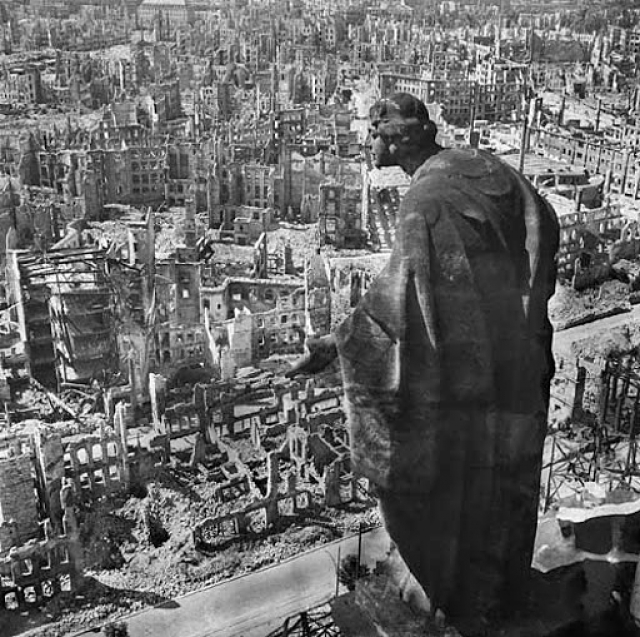 Дрезден после бомбардировок, осуществленных Королевскими военно-воздушными силами Великобритании и Военно-воздушными силами США 13-15 февраля 1945 года
