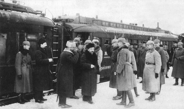 Офицеры штаба Гинденбурга встречают на перроне Брест-Литовска прибывшую делегацию РСФСР. Начало 1918 года