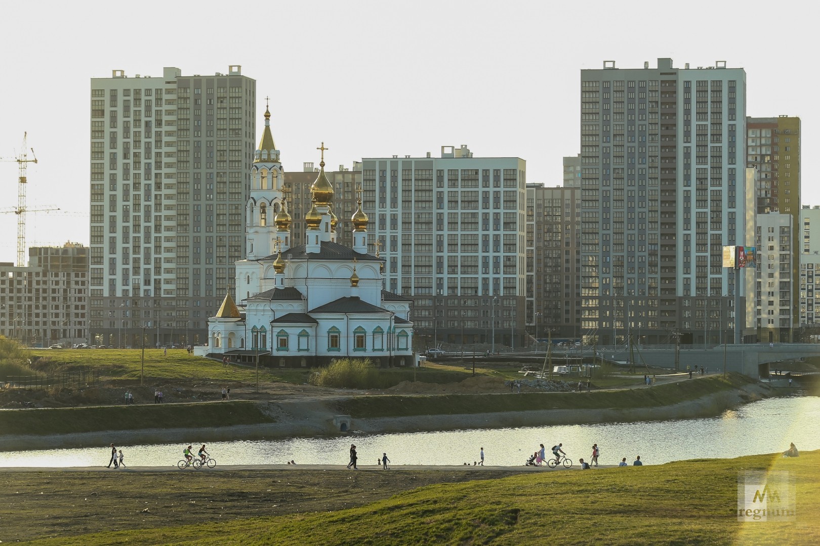 Г академическая г москва. Академ Екатеринбург Церковь. Академический ЕКБ храм в Преображенском парке. Екатеринбург окраины. Академический район Москва.