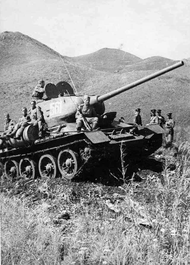 Советские танкисты преодолевают хребет Большой Хинган. Маньчжурия, август 1945 года