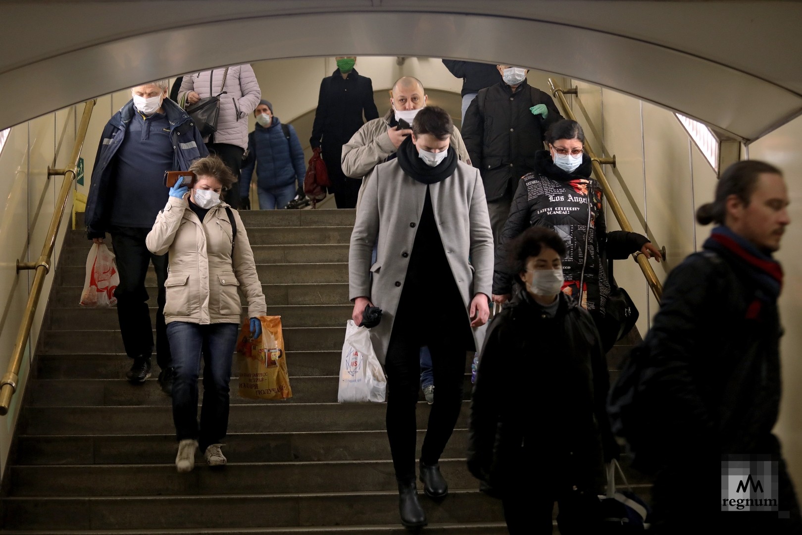 Чел в метро. Люди в масках в метро. Люди в масках в метро Петербурга. Люди в метро. Люди в масках в питерском метро.