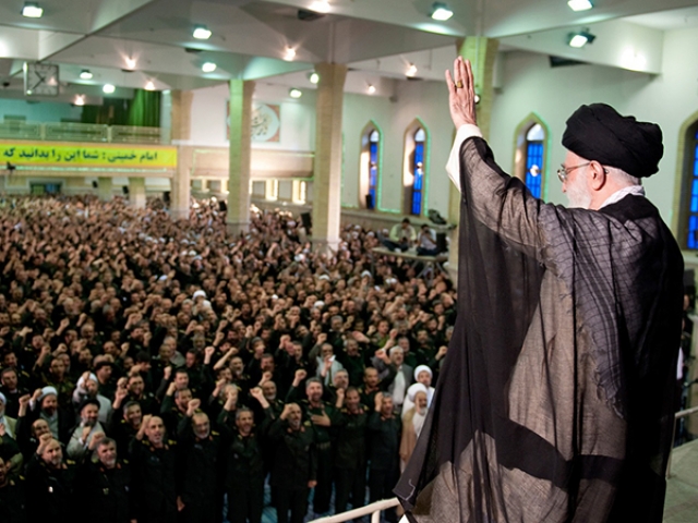 Хаменеи выступает перед солдатами КСИР