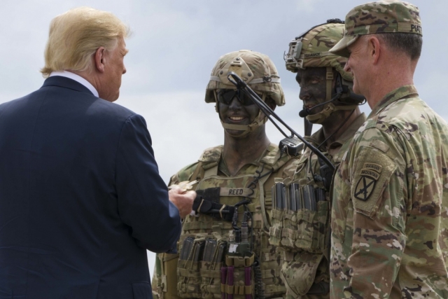 Дональд Трам посещает американскую военную базу
