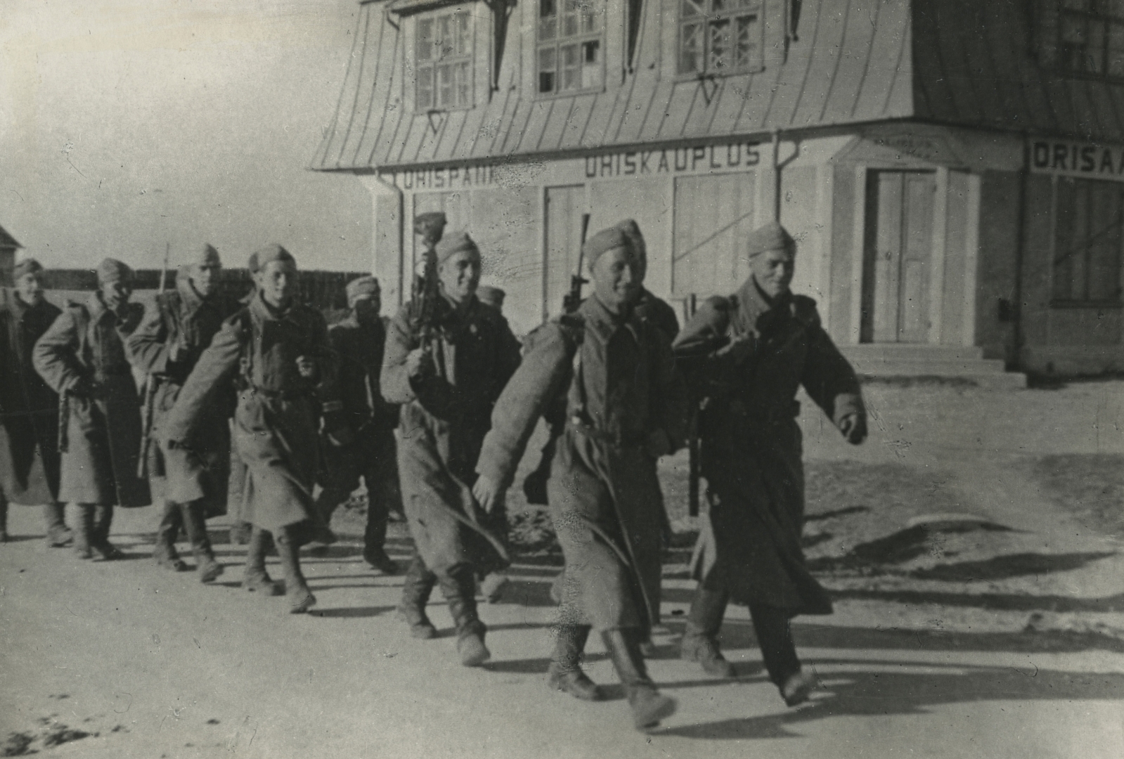 Бойцы 8-го Эстонского стрелкового корпуса проходят по улице освобожденного Ориссааре на острове Сааремаа. Октябрь 1944 года