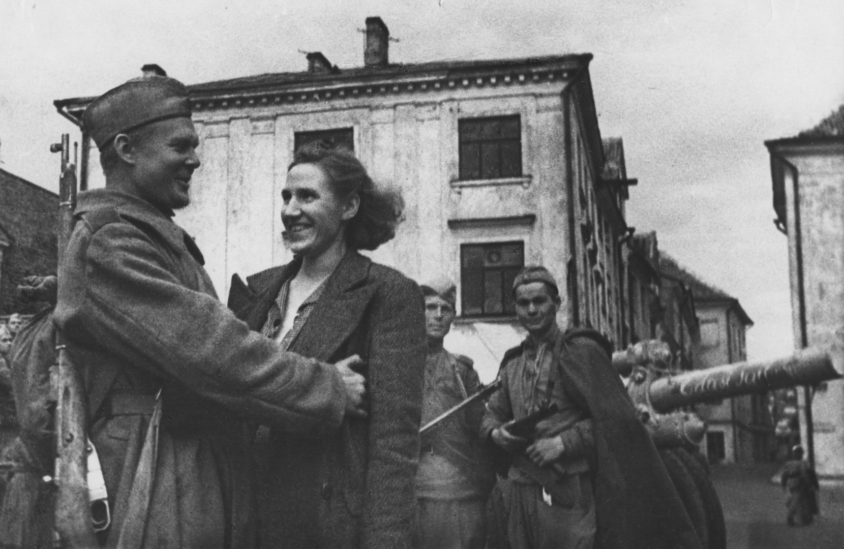 Боец 8-го Эстонского стрелкового корпуса встретил на улице освобожденного Таллина свою жену. 22 сентября 1944 года