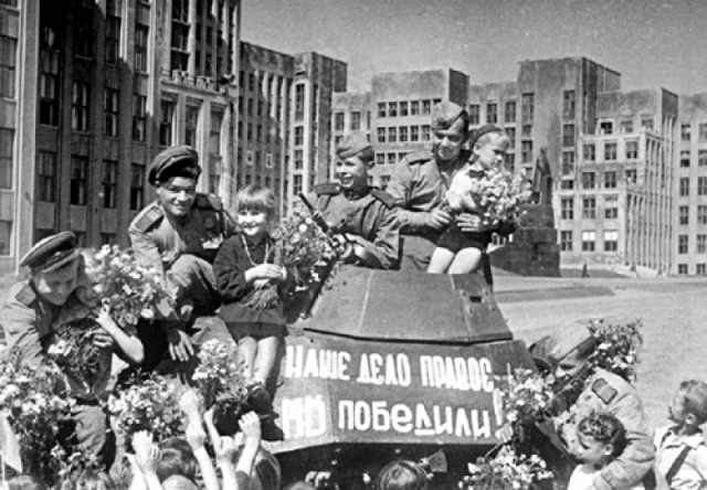 Советские солдаты на улице освобожденного Минска. 1944