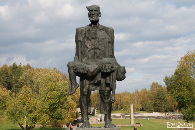 Монумент «Непокоренный человек» в мемориальном комплексе «Хатынь», автор — Сергей Селиханов. 1969 