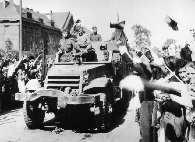 Жители Праги приветствуют советских солдат. 9 мая 1945