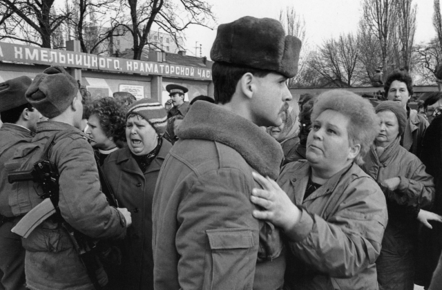 Приднестровье. Мать отправляет сына на войну. 1992