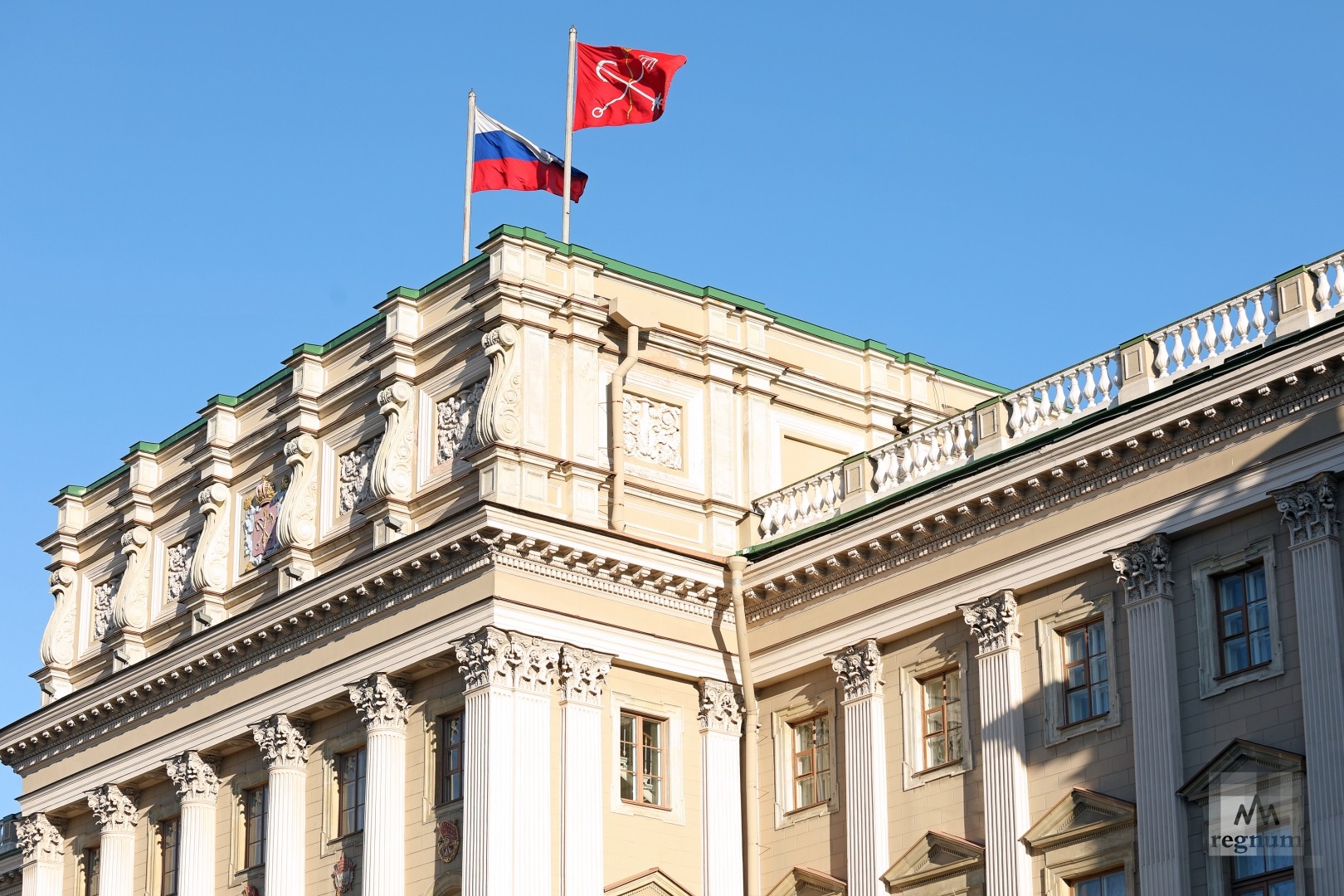 Спб приму. Законодательное собрание Санкт-Петербурга. ЗАКС собрание Петербурга. Здание Законодательного собрания Санкт-Петербурга. Смольный Законодательное собрание.