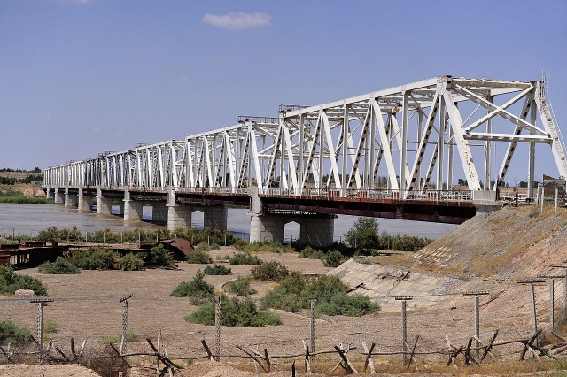 Афгано-узбекский барьер. Мост «Хайратон». Вид с узбекистанской стороны