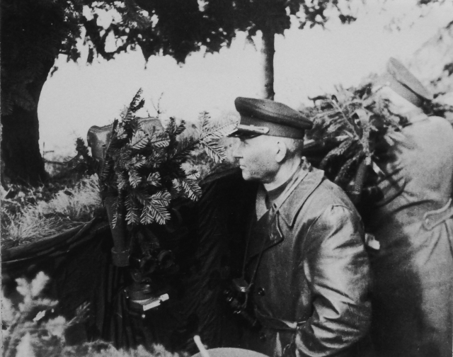 Командующий 1-м Украинским фронтом маршал Советского Союза И. С. Конев следит за ходом боя на наблюдательном пункте