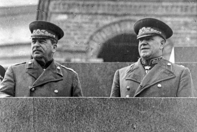 Иосиф Сталин и Георгий Жуков на трибуне Мавзолея. Парад Победы 24 июня 1945 года. Москва 