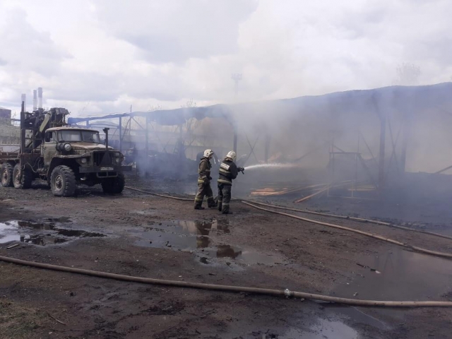 В городе Пикалево Ленинградской области произошёл пожар на лесопилке