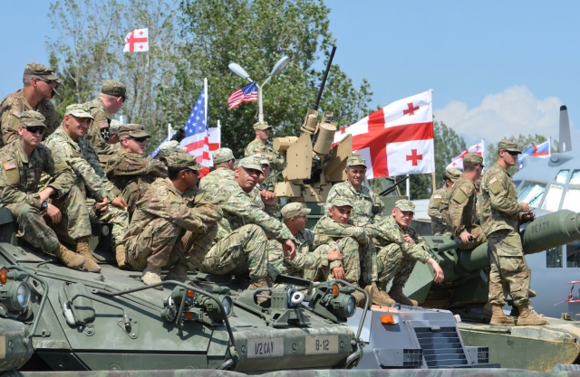 Грузинские и американские солдаты на совместных военных учениях