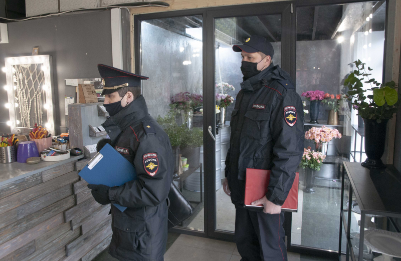 В Ярославле обувной и цветочный магазины работали, несмотря на коронавирус