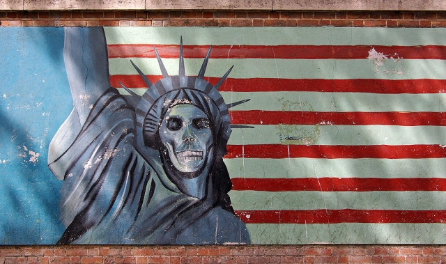Рисунок на ограде бывшего посольства США в Тегеране 