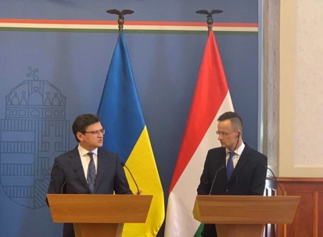 Министр иностранных дел Дмитрий Кулеба на встрече с министром внешней экономики и иностранных дел Венгрии Петером Сийярто 