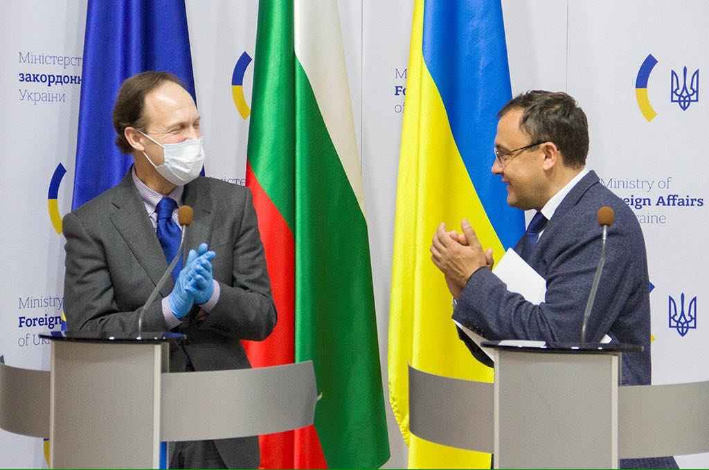 Заместитель министра иностраннх дел Василий Бондарь на встрече с послом Болгарии на Украине