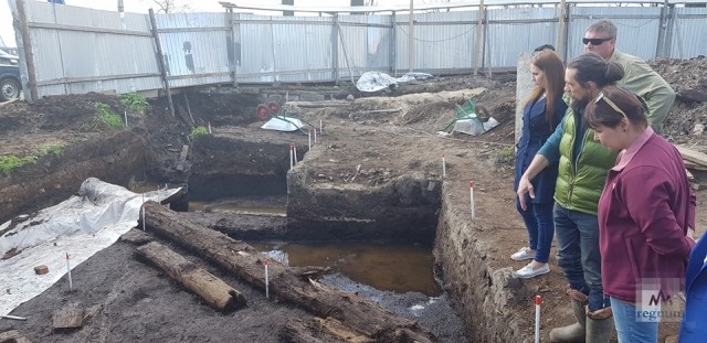 Директор Архангельского краеведческого музея Н. Шпанова осматривает археологический раскоп