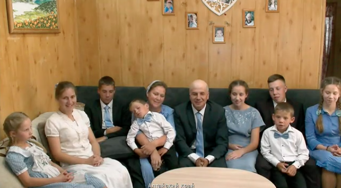 Многодетная алтайская семья поблагодарила Путина за «заслон» от Запада